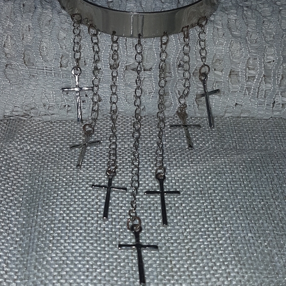 Cross dangled upper arm cuff - Picture 2 of 3